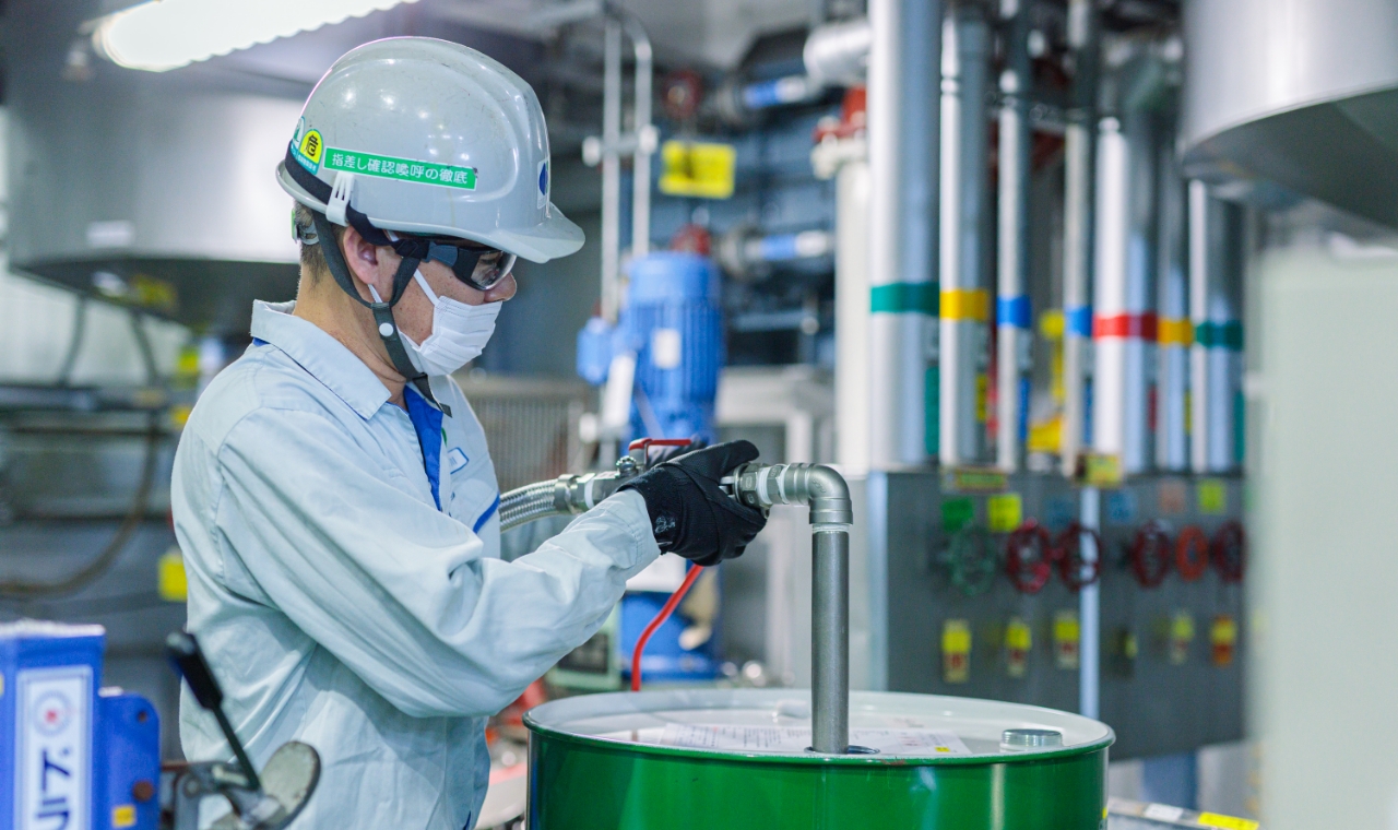 原料の投下作業