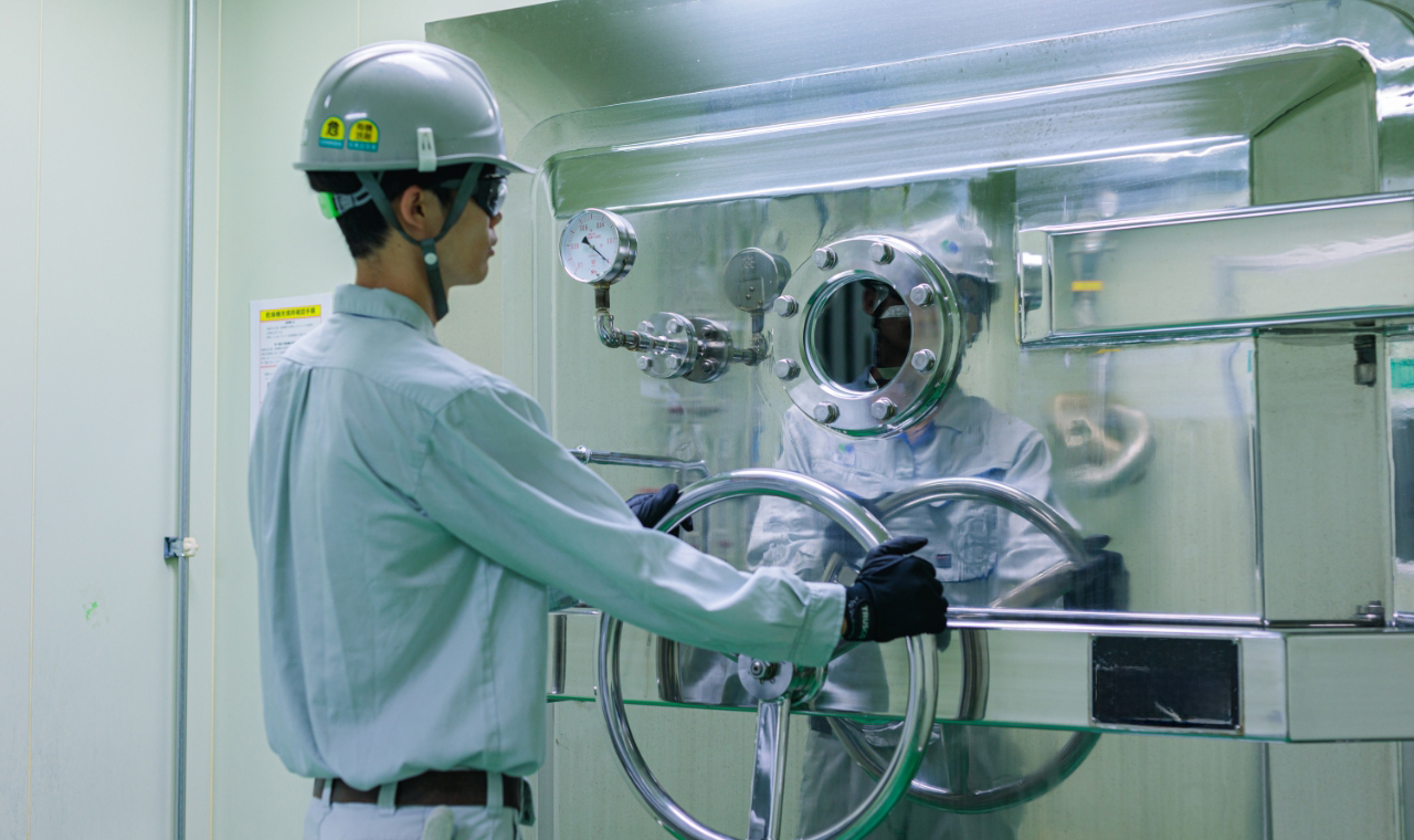 機械を使って製品を乾燥させます